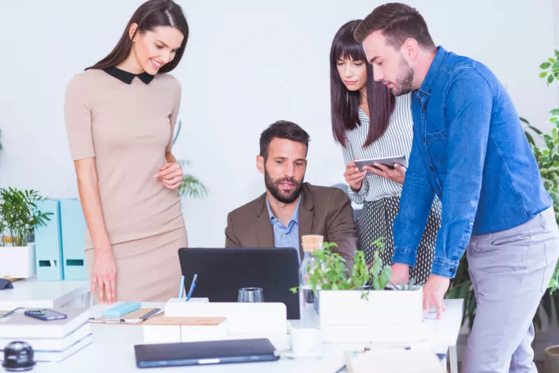 siglas da segurança do trabalho funcionários discutindo